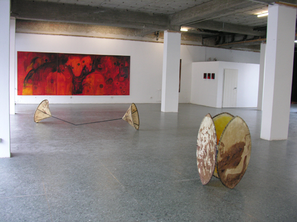 NN2: "Shady business" + "Broken Axis", Rohleder, Eisen, Fotografie, 2006; im Hintergrund ein Bild von Fatma Strößinger