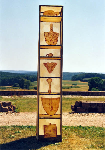 Schrein I, Rohleder, Eisen, Rost, 2003, Foto: Römische Villa Haselburg, Hummetroth