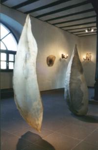 'Ruhend + Bewegt', Pergament 1997, Sammlung für zeitgenössische Kunst im Deutsches Ledermuseum Offenbach